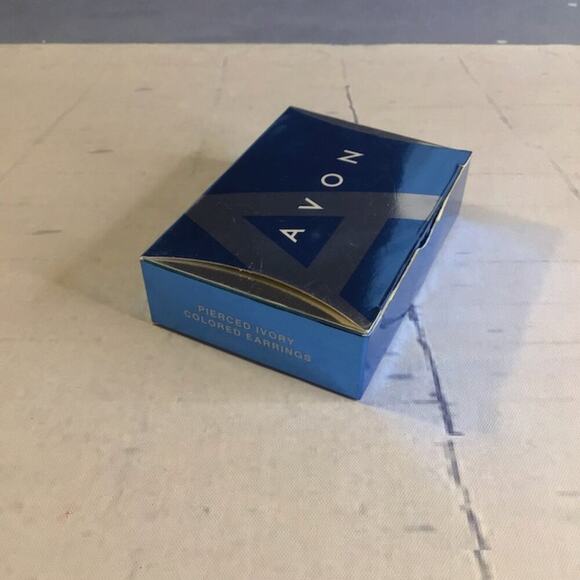 0077 NWT Avon Pierced Boho Ivory-colored Dangle Earrings w/Original Box - Picture 5 of 5